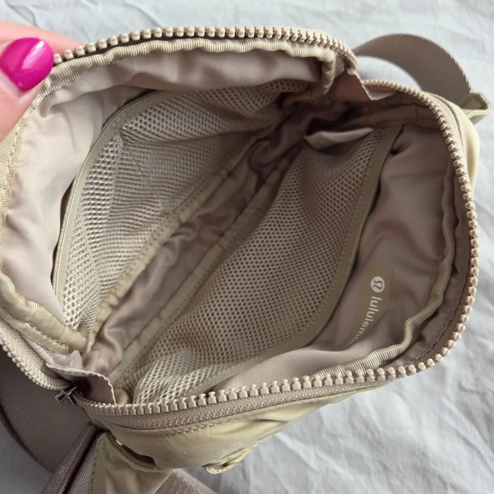 Lululemon Everywhere Belt Bag Large 2L Beige/Tan/Khaki - Picture 3 of 5